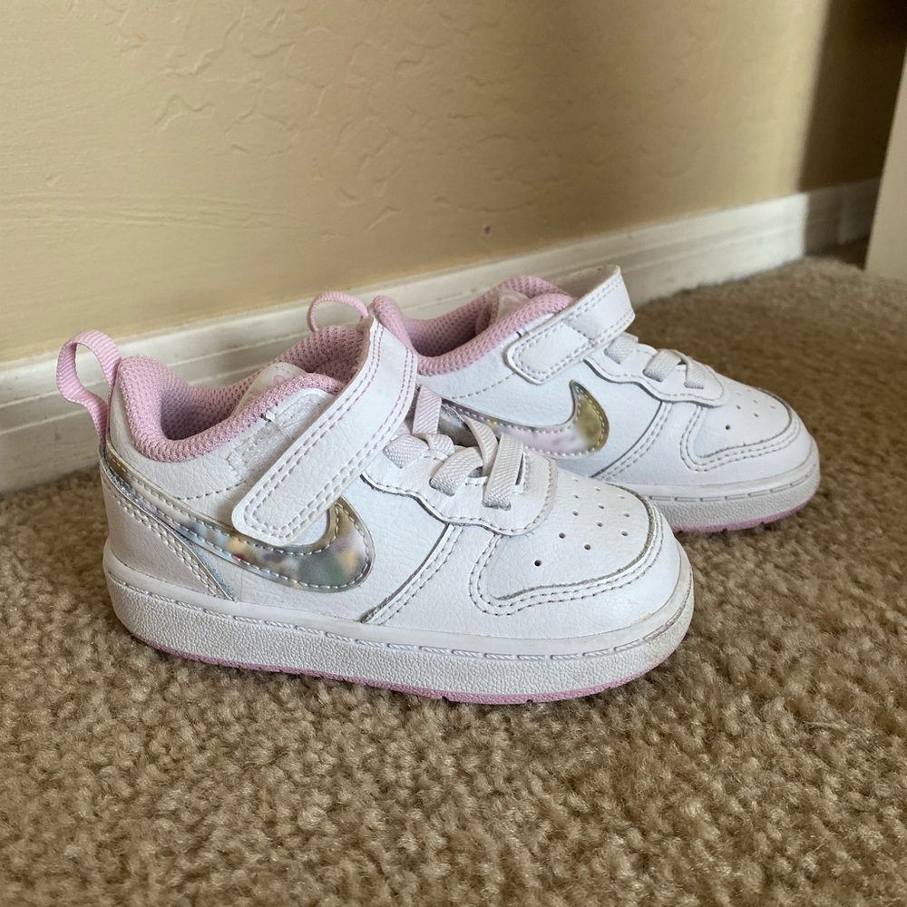 Toddler girl white pink Nike play size 6c 6 great condition